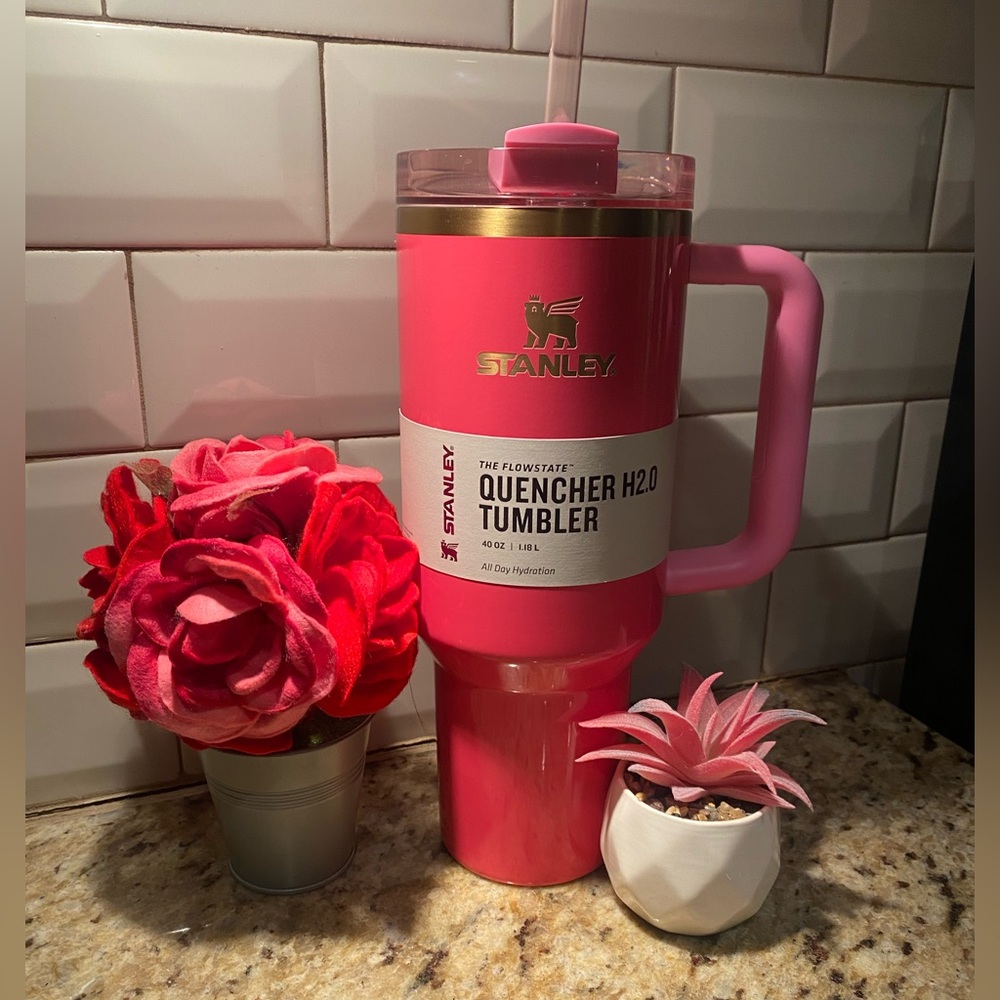 NWT LIMITED EDITION PINK PARADE Stanley
Quencher H2.0 FlowState Tumbler 40oz - Picture 3 of 11